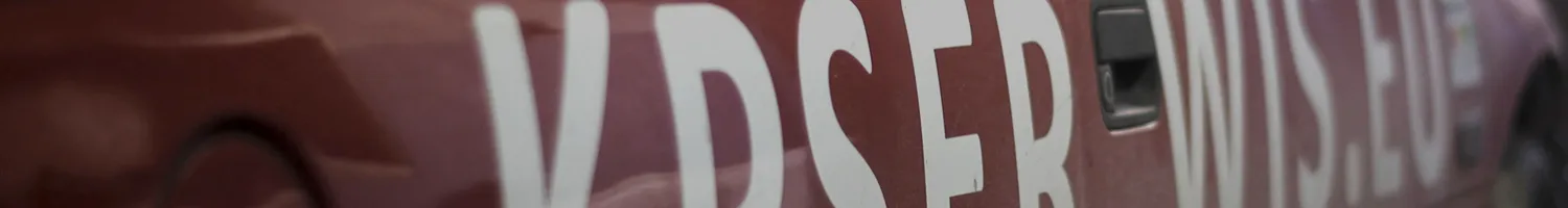 Side of the KP Serwis Rally Team rally car with KPSERWIS.EU lettering