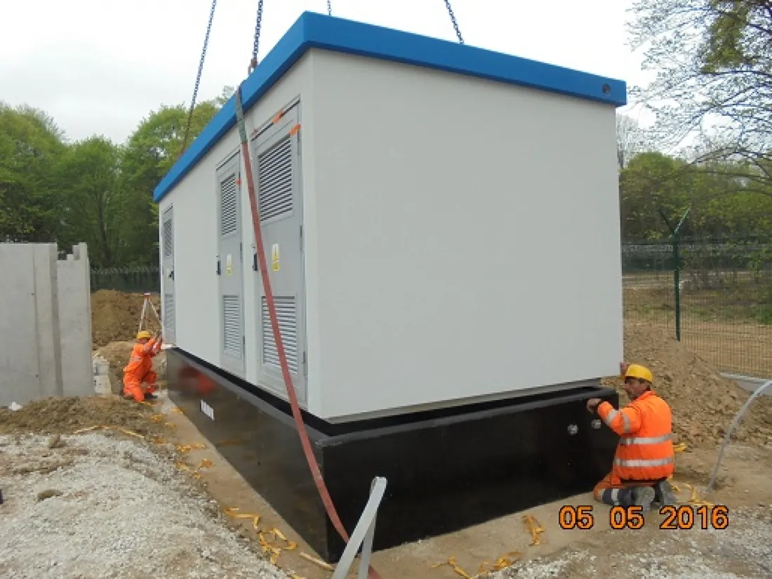 Setting a transformer substation in place at the airport