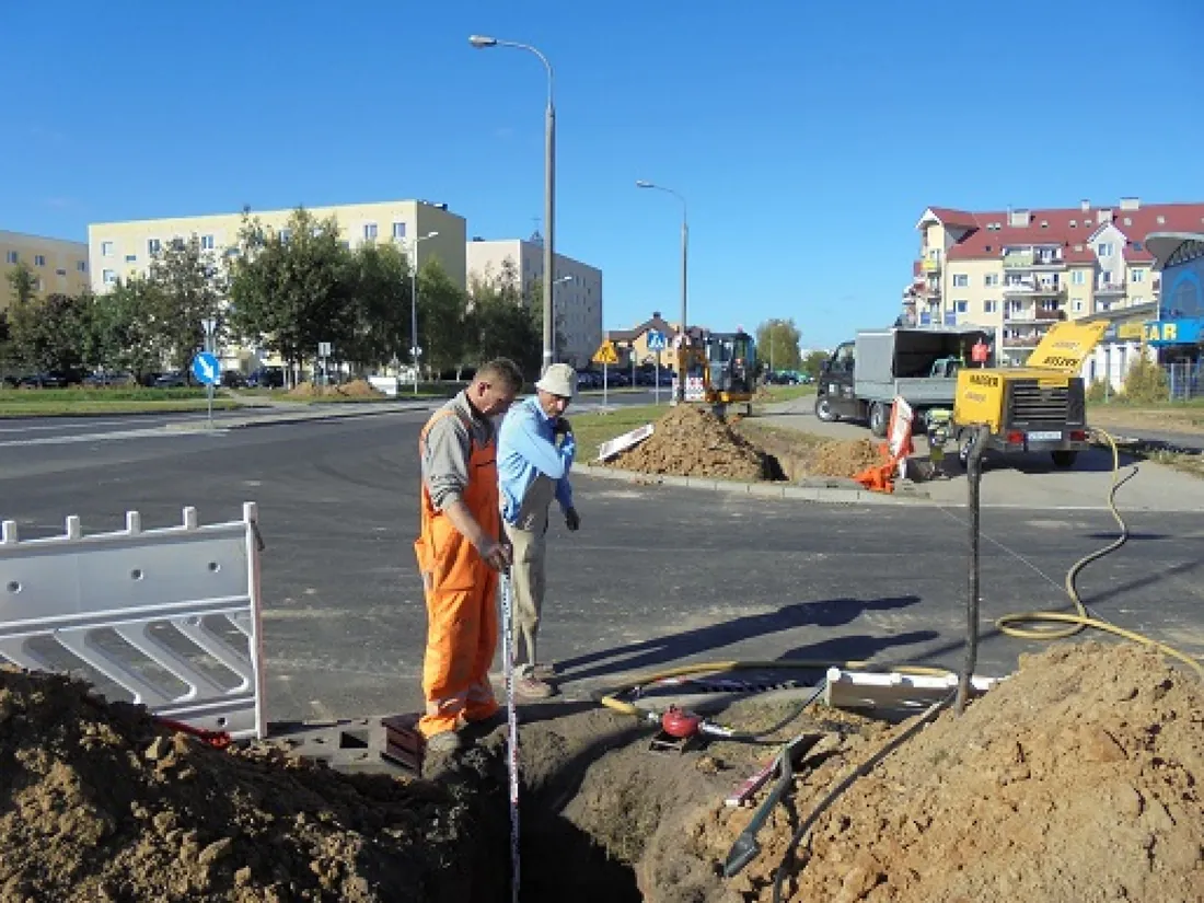 Operatives thrust boring under the carriageway