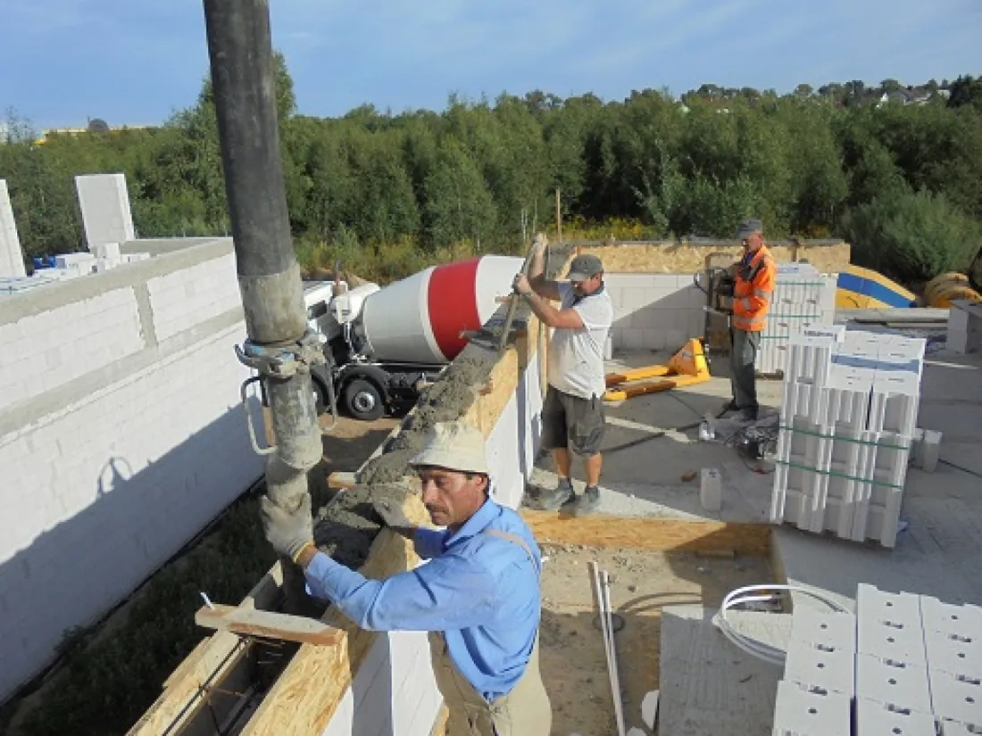 Pumping concrete into the ring beam of a building