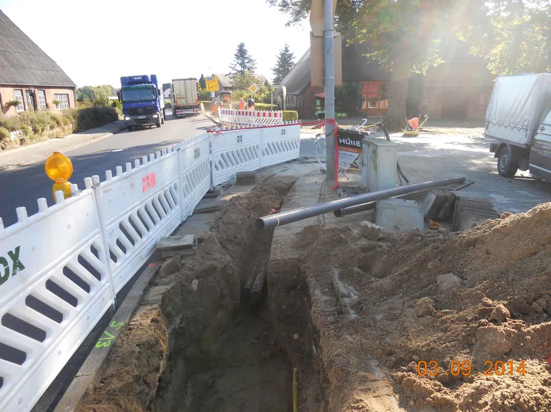 Roadside excavation for a cable chamber, protected by barriers