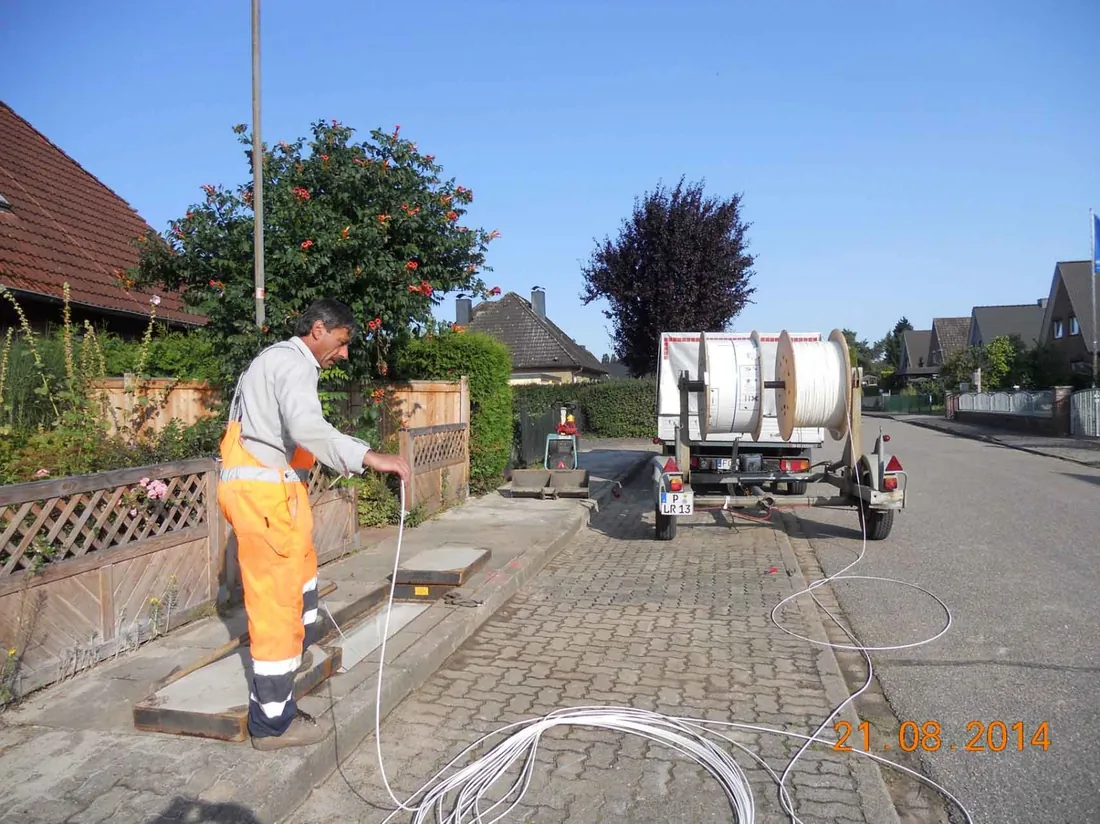 Operative at a fibre-optic cable drum