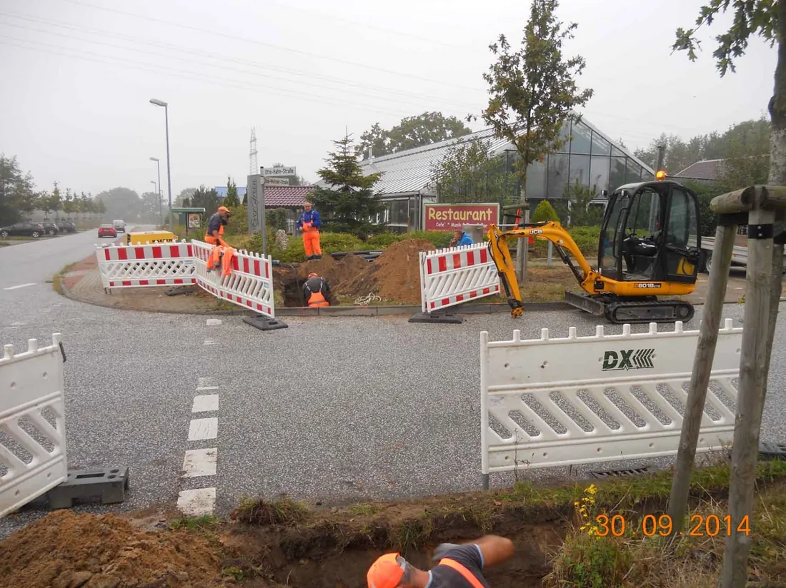 Excavation at a road junction secured with DX fencing