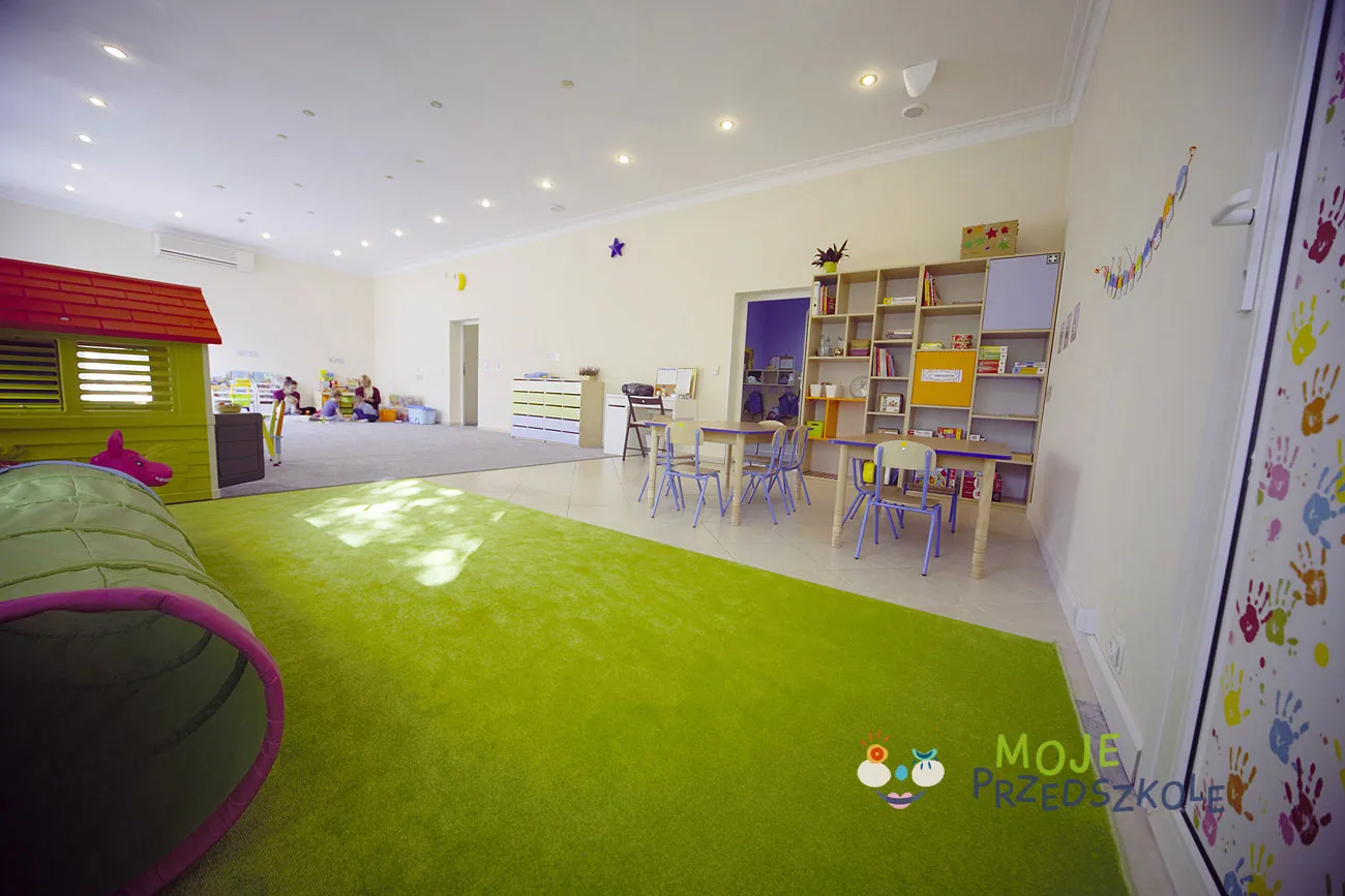 Spacious room with a green carpet